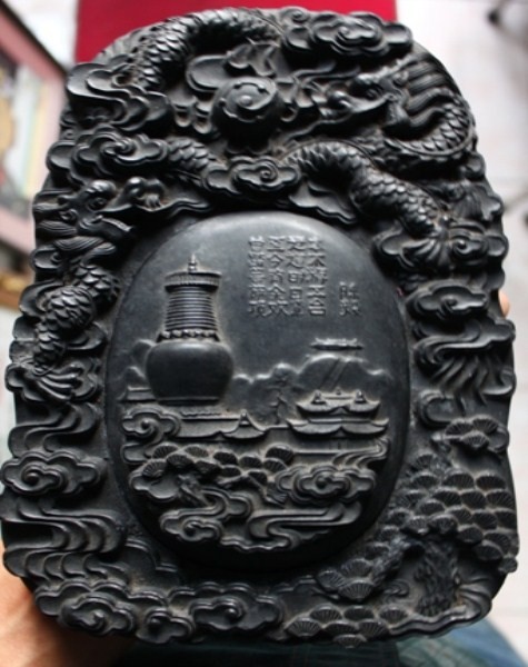 Chiếc nghiên mực lưỡng long tranh châu bằng đá huyền đen, được chạm khắc rồng 5 móng, vật dụng của hoàng đế triều Nguyễn.
